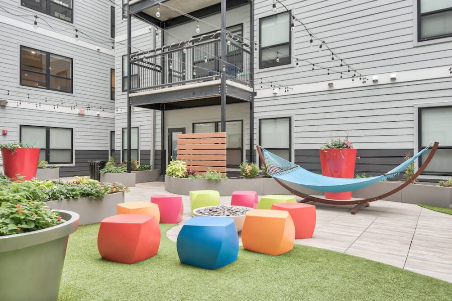 outdoor courtyard at 212 east student apartments